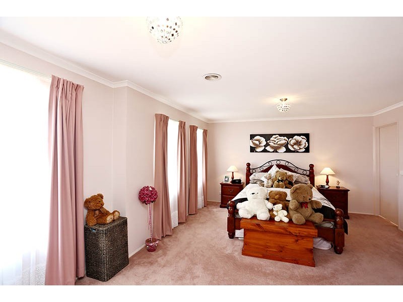 6 Chisolm Crescent, Narre Warren South VIC 3805