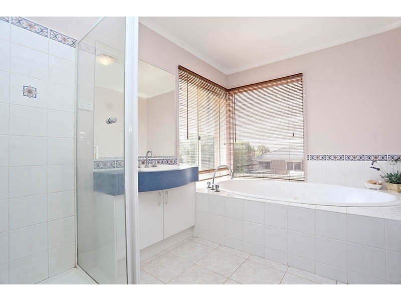 6 Chisolm Crescent, Narre Warren South VIC 3805