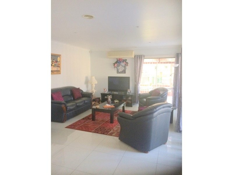 8 Walcott Place, Narre Warren South VIC 3805