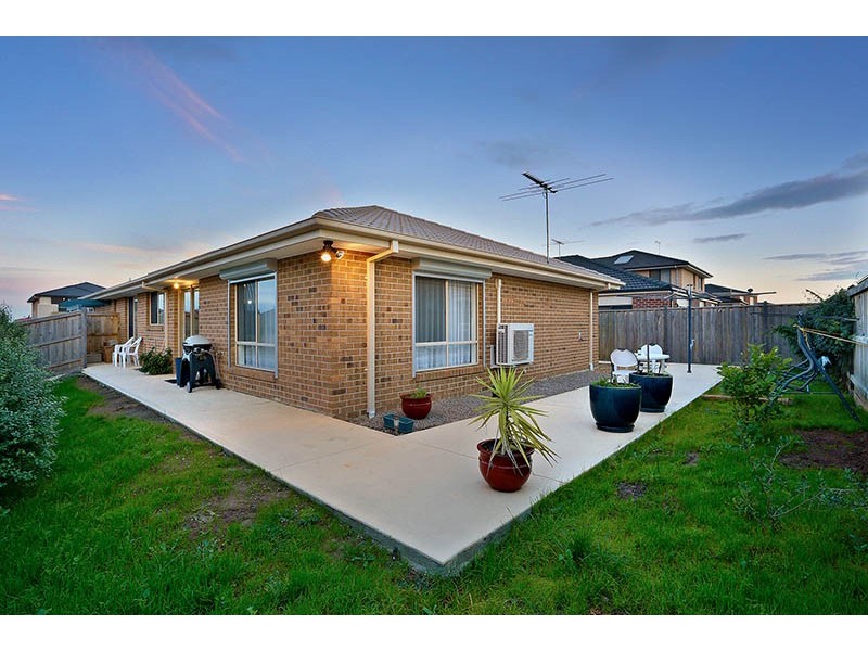 80 Mountainview Boulevard, Cranbourne North VIC 3977