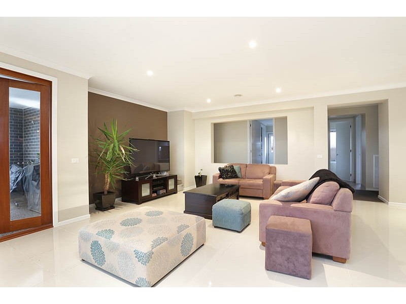 85 Mountainview Boulevard, Cranbourne North VIC 3977