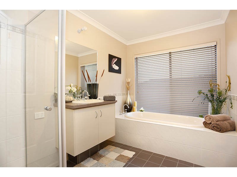 48 Chatswood Drive, Narre Warren South VIC 3805