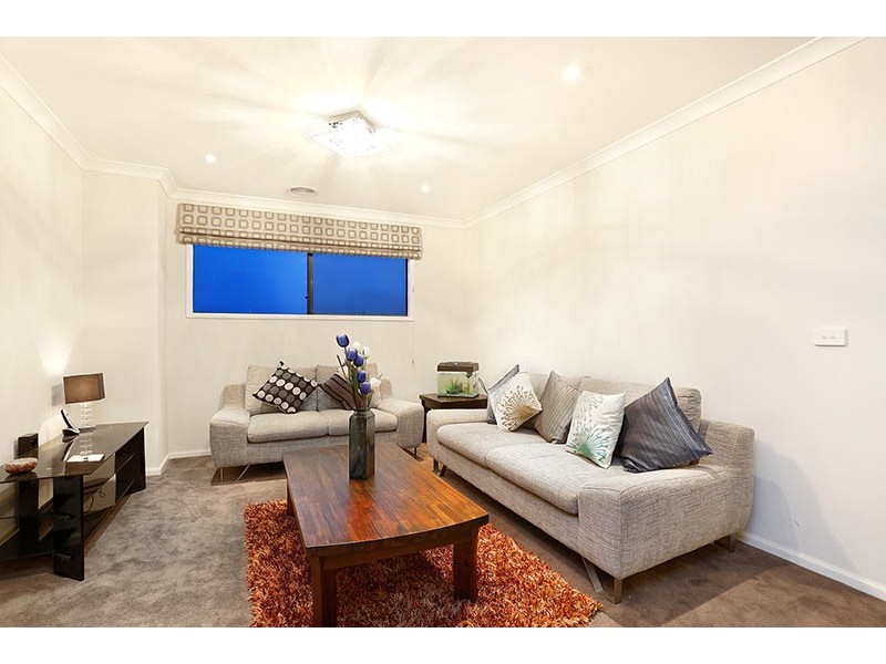 8 Kirwan Drive, Cranbourne East VIC 3977