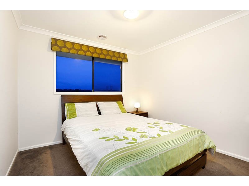 8 Kirwan Drive, Cranbourne East VIC 3977