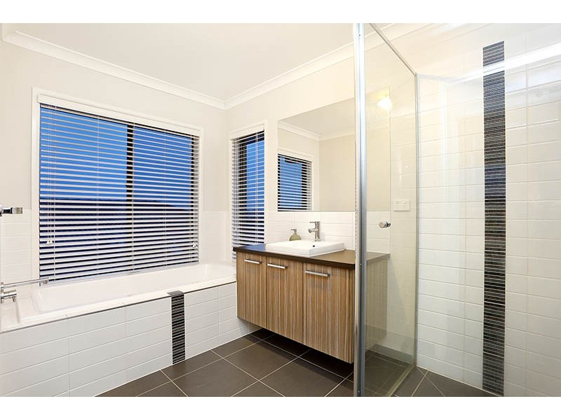 8 Kirwan Drive, Cranbourne East VIC 3977