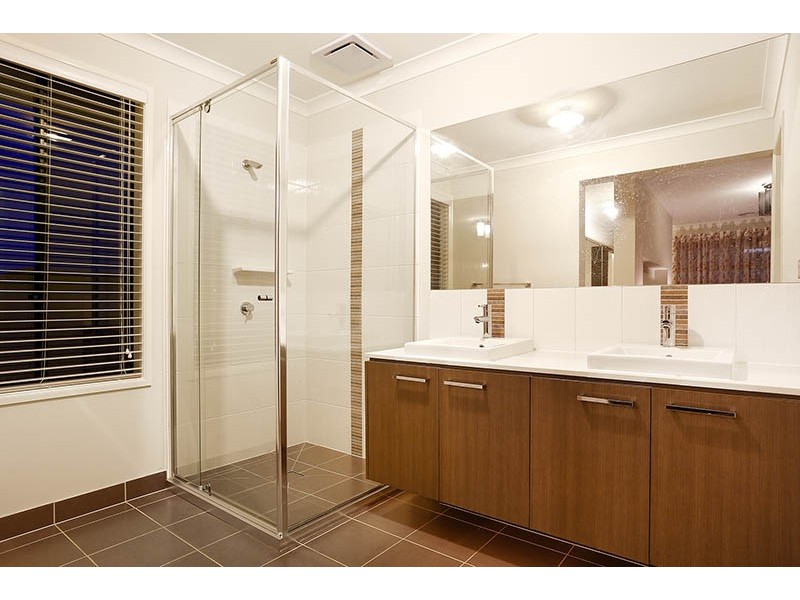 8 Kirwan Drive, Cranbourne East VIC 3977