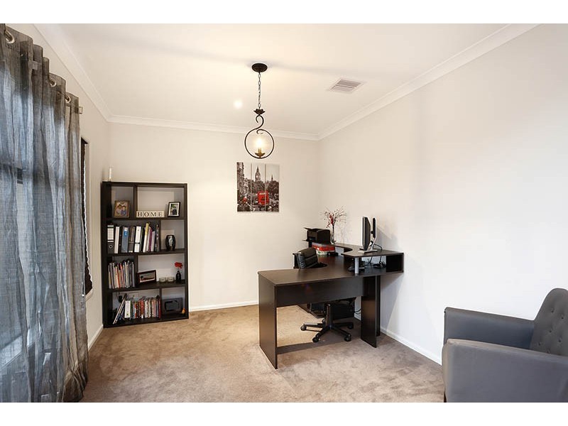 8 Kirwan Drive, Cranbourne East VIC 3977