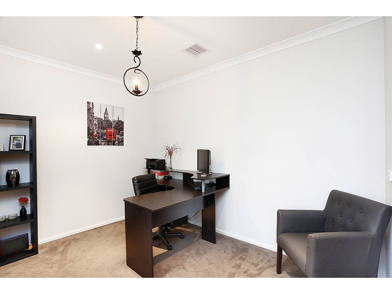 8 Kirwan Drive, Cranbourne East VIC 3977