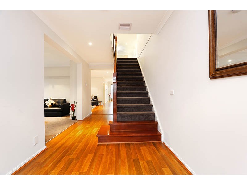 8 Kirwan Drive, Cranbourne East VIC 3977