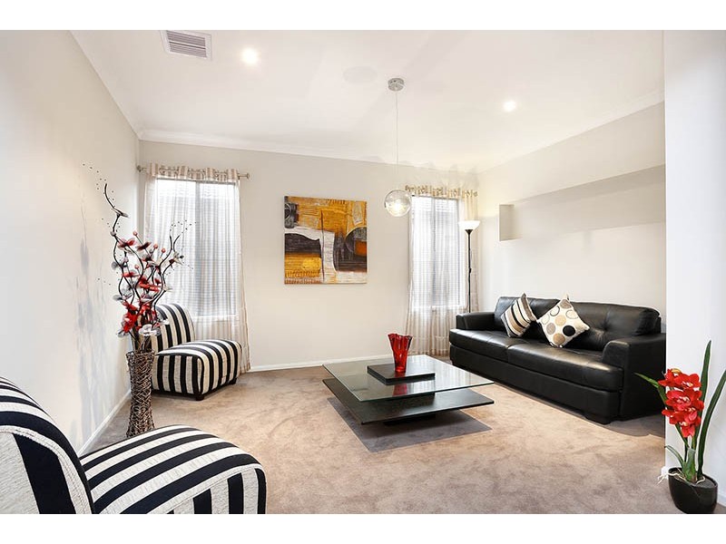 8 Kirwan Drive, Cranbourne East VIC 3977