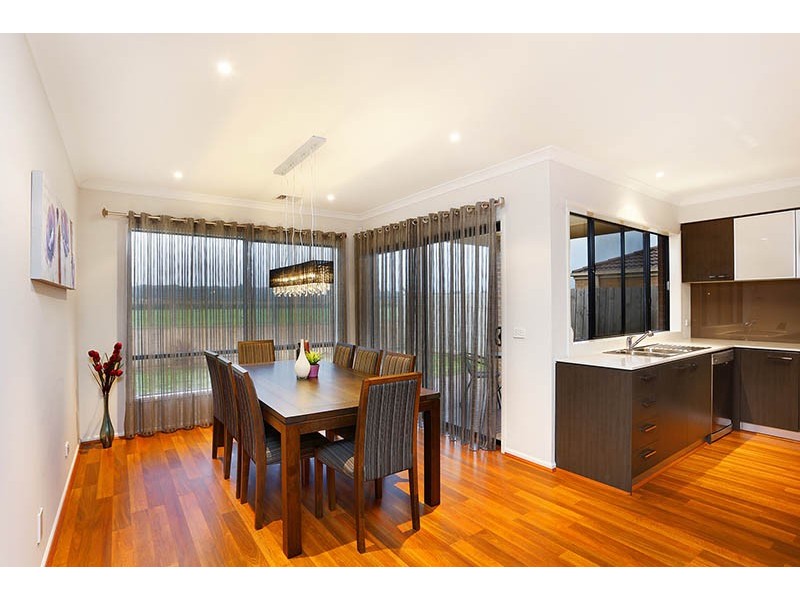 8 Kirwan Drive, Cranbourne East VIC 3977