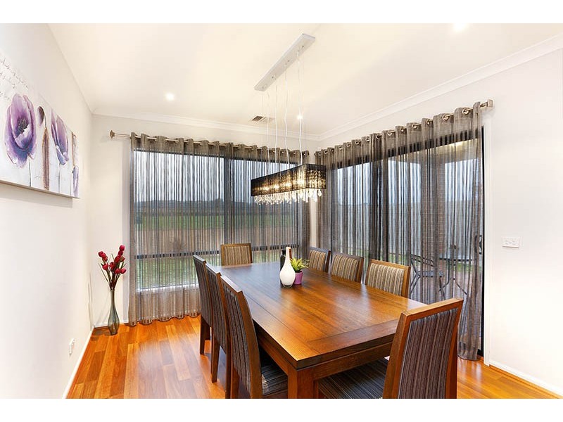 8 Kirwan Drive, Cranbourne East VIC 3977