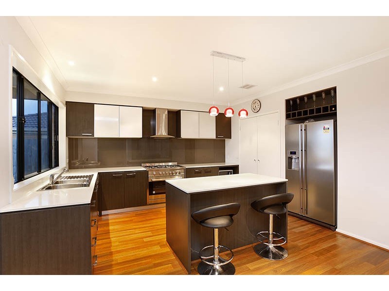 8 Kirwan Drive, Cranbourne East VIC 3977