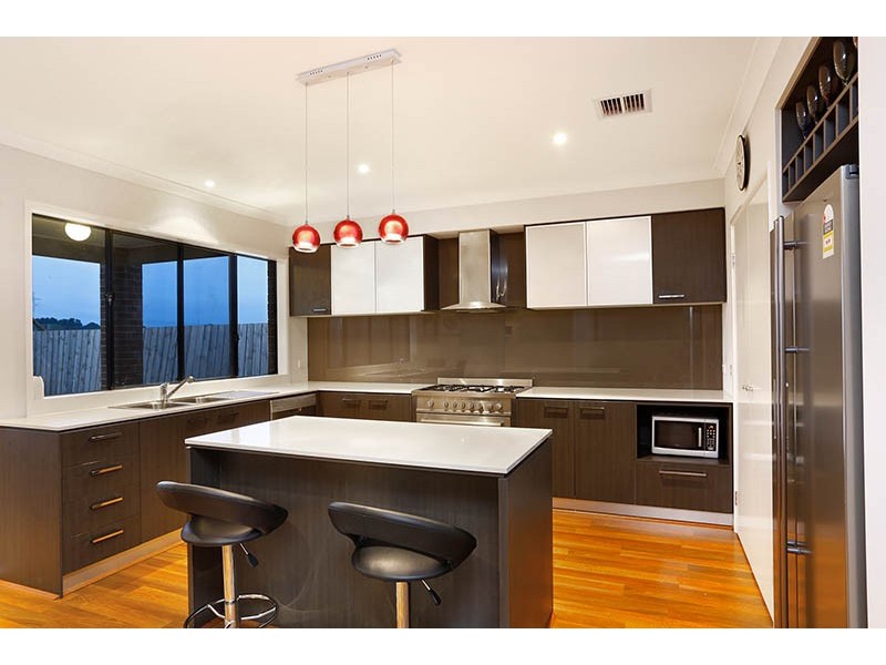 8 Kirwan Drive, Cranbourne East VIC 3977