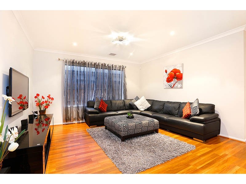 8 Kirwan Drive, Cranbourne East VIC 3977