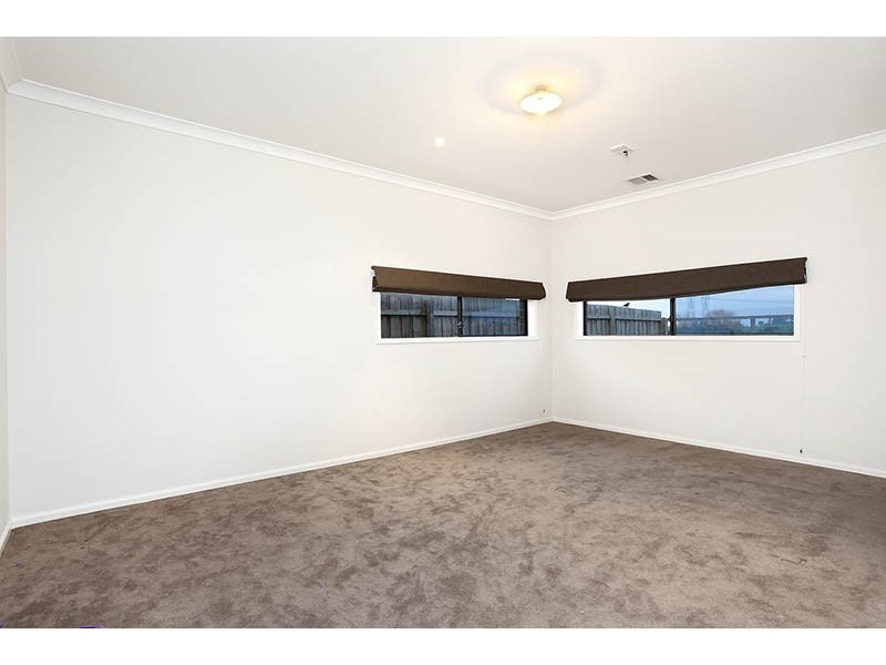 8 Kirwan Drive, Cranbourne East VIC 3977