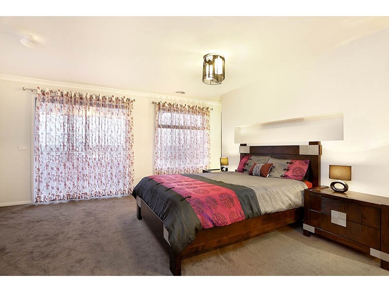 8 Kirwan Drive, Cranbourne East VIC 3977