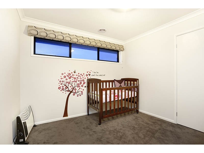 8 Kirwan Drive, Cranbourne East VIC 3977