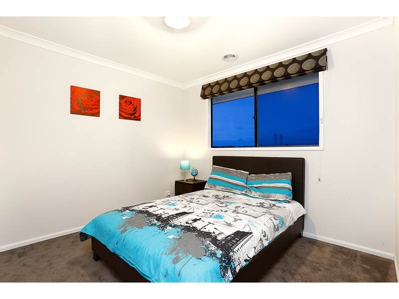 8 Kirwan Drive, Cranbourne East VIC 3977