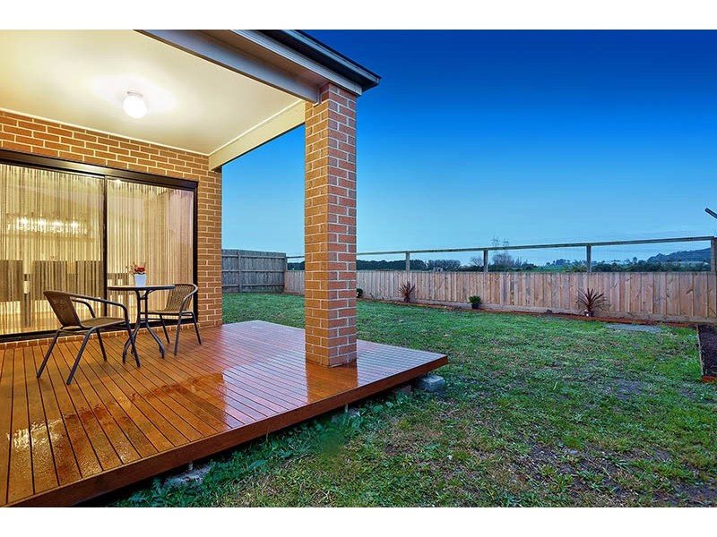 8 Kirwan Drive, Cranbourne East VIC 3977