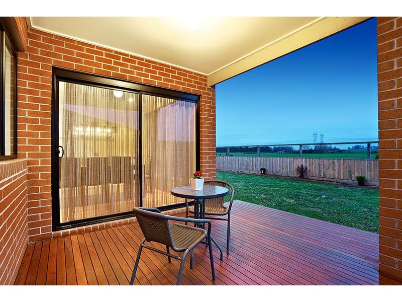 8 Kirwan Drive, Cranbourne East VIC 3977