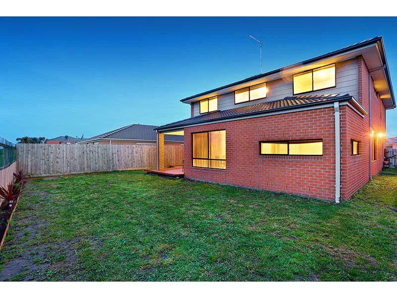 8 Kirwan Drive, Cranbourne East VIC 3977