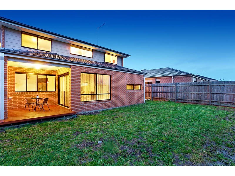 8 Kirwan Drive, Cranbourne East VIC 3977