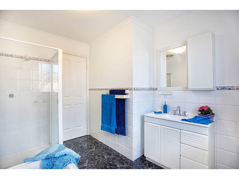 17 Highland Crescent, Narre Warren South VIC 3805