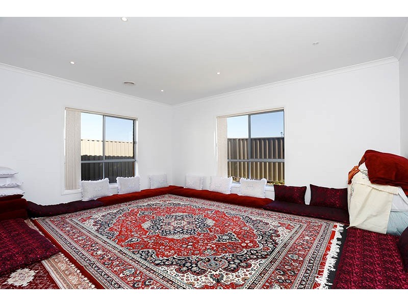 3 Barter Crescent, Cranbourne East VIC 3977