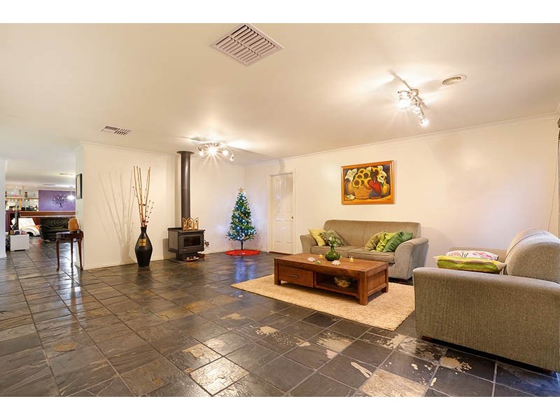 23 Hutchinson Drive, Lynbrook VIC 3975