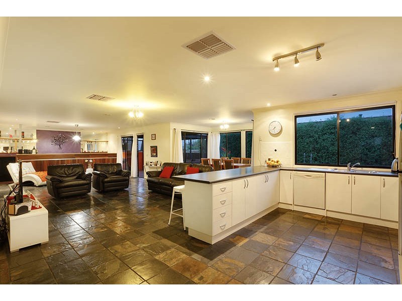 23 Hutchinson Drive, Lynbrook VIC 3975