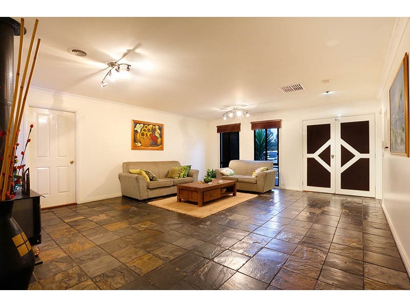 23 Hutchinson Drive, Lynbrook VIC 3975