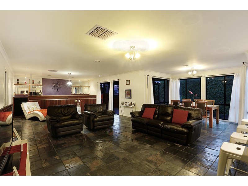 23 Hutchinson Drive, Lynbrook VIC 3975