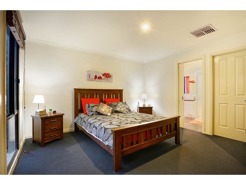 23 Hutchinson Drive, Lynbrook VIC 3975