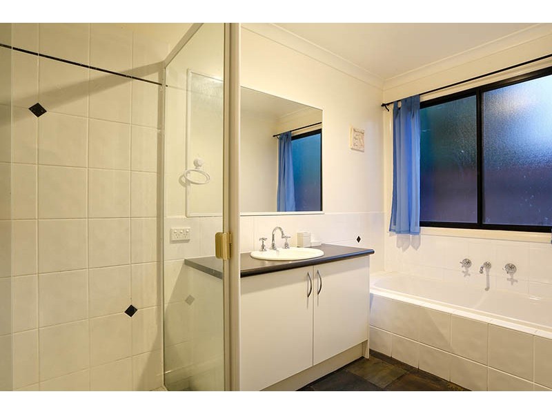 23 Hutchinson Drive, Lynbrook VIC 3975