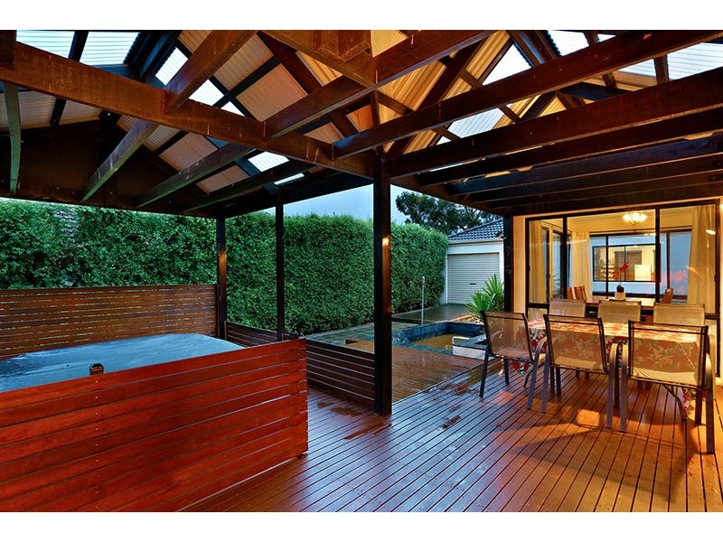 23 Hutchinson Drive, Lynbrook VIC 3975