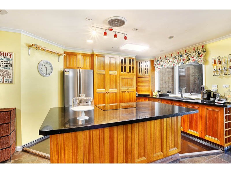 33 Lakeview Drive, Narre Warren South VIC 3805