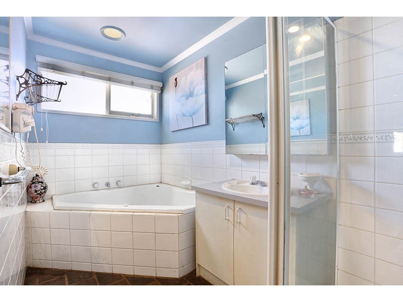 33 Lakeview Drive, Narre Warren South VIC 3805