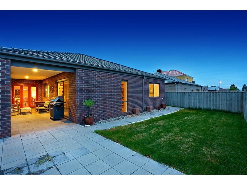 10 Ascent Drive, Cranbourne North VIC 3977