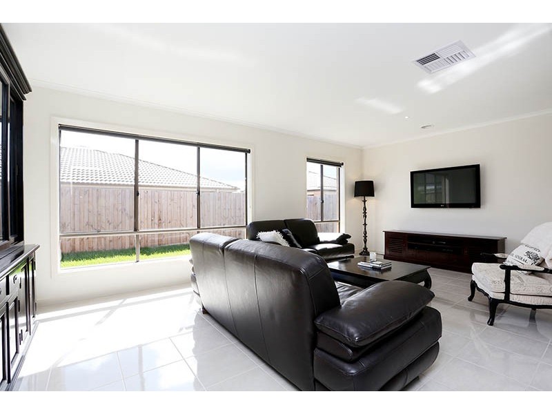 17 Cadillac Street, Cranbourne East VIC 3977