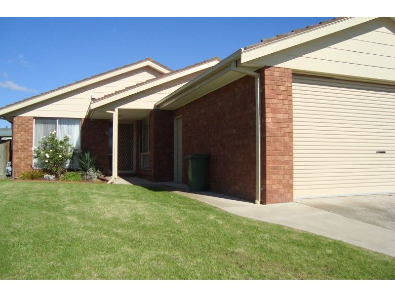 8 Hamilton Drive, Cranbourne North VIC 3977