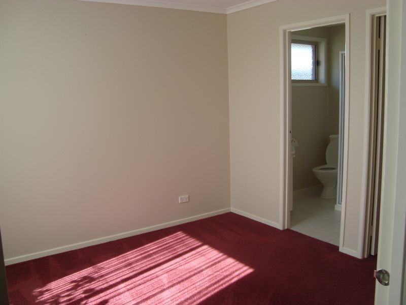 8 Hamilton Drive, Cranbourne North VIC 3977