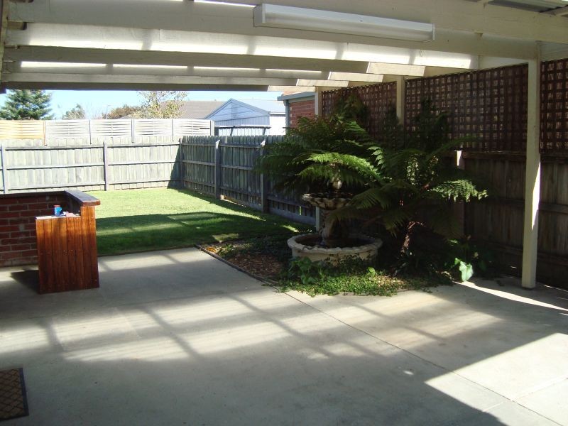 8 Hamilton Drive, Cranbourne North VIC 3977