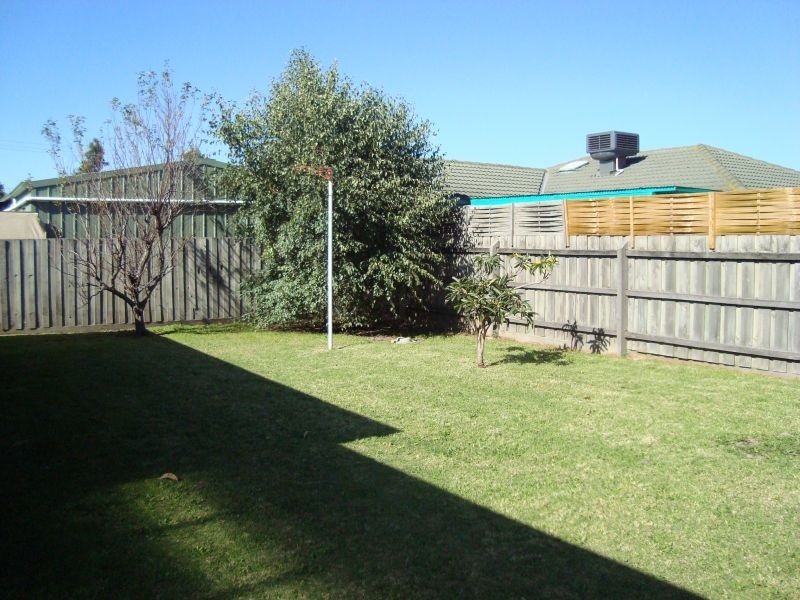 8 Hamilton Drive, Cranbourne North VIC 3977