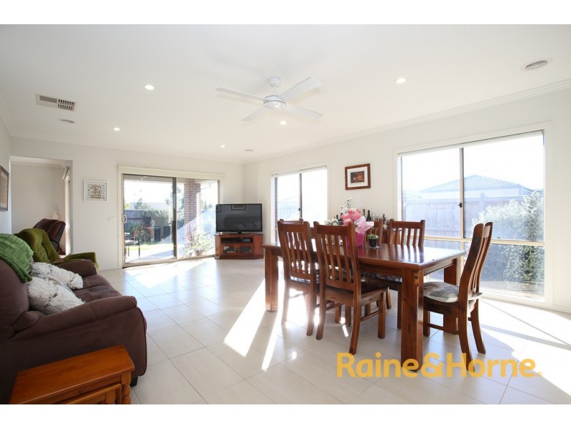 134 Mountainview Blvd, Cranbourne North VIC 3977
