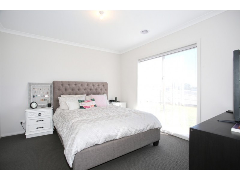 84 Jackson Drive, Drouin VIC 3818