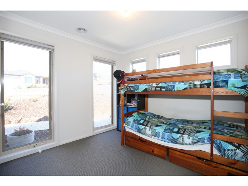 84 Jackson Drive, Drouin VIC 3818