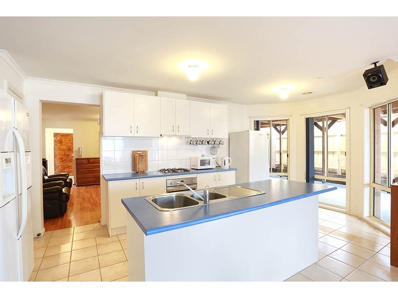 33 Stephellen Way, Cranbourne West VIC 3977