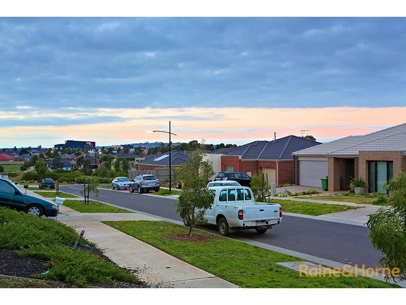 2/20 Leveque Loop, Craigieburn VIC 3064