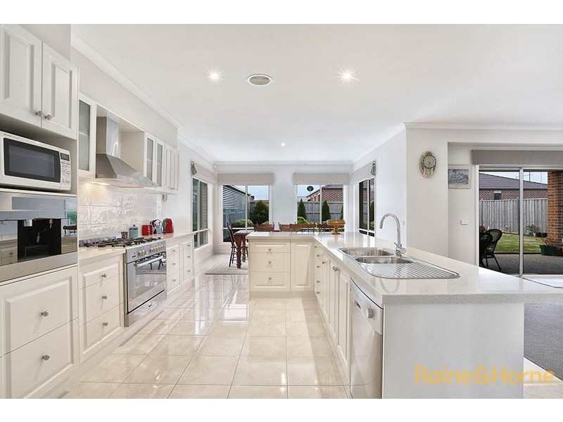 46 Mountainview Boulevard, Cranbourne North VIC 3977